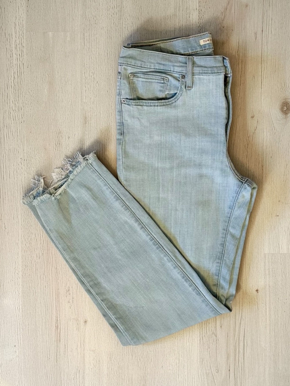 Levi's 724 Light Wash Frayed Hem Jeans - High Rise Straight Size 31